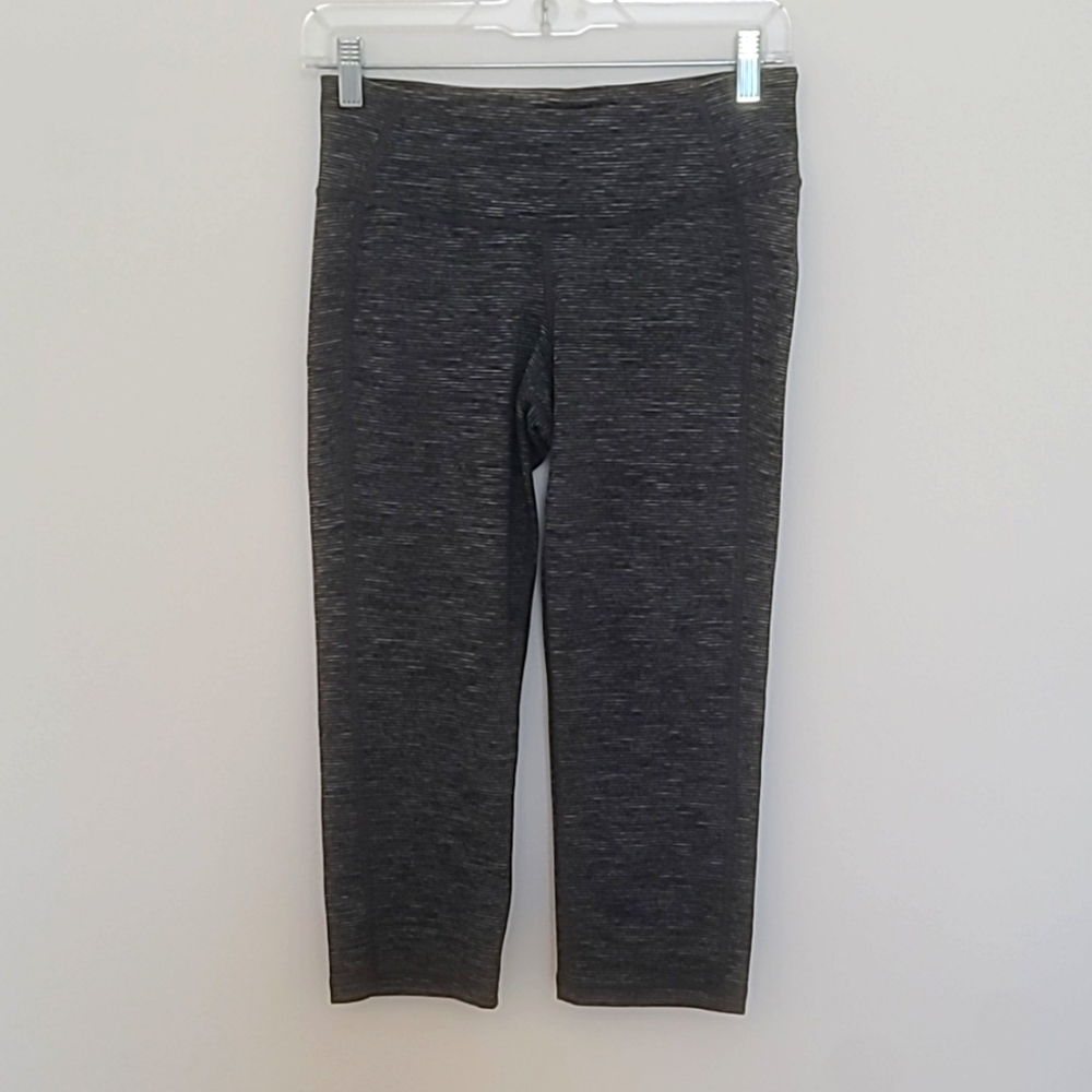 8/12 OLD NAVY MID RISE GO DRY CAPPRI L…